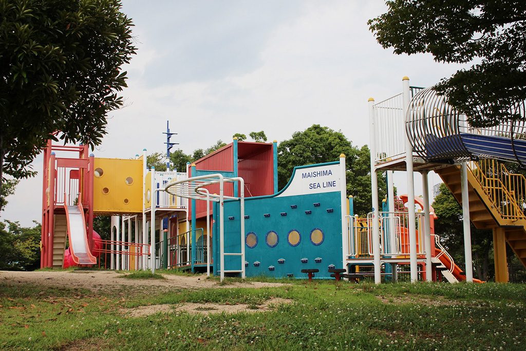 コンテナ船がモチーフの複合遊具/舞洲緑地（大阪市/此花区）