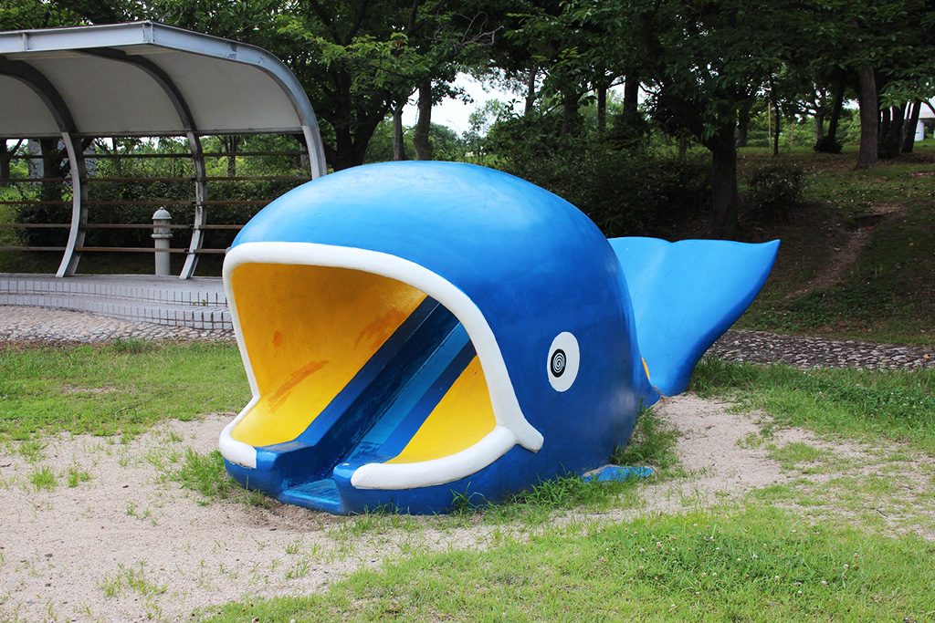 クジラモチーフの小さな滑り台/舞洲緑地（大阪市/此花区）
