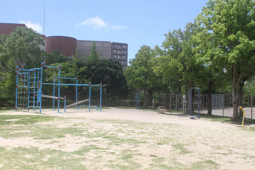 健康遊具が配されている広場/大倉山公園（兵庫県/神戸市）