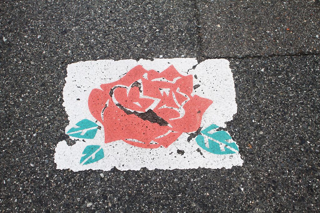 道路に描かれたバラのイラスト/神戸市立須磨離宮公園(神戸市/須磨区)