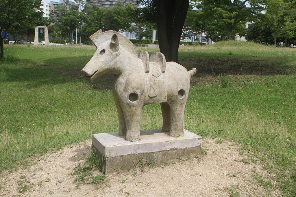遺物をモチーフにしたモニュメント/西神中央公園(兵庫県/神戸市)