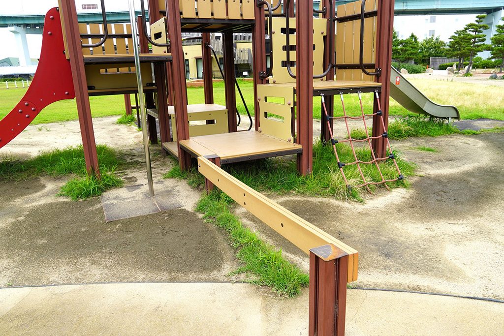 低めの平均台/兵庫県立尼崎の森中央緑地(尼崎市)