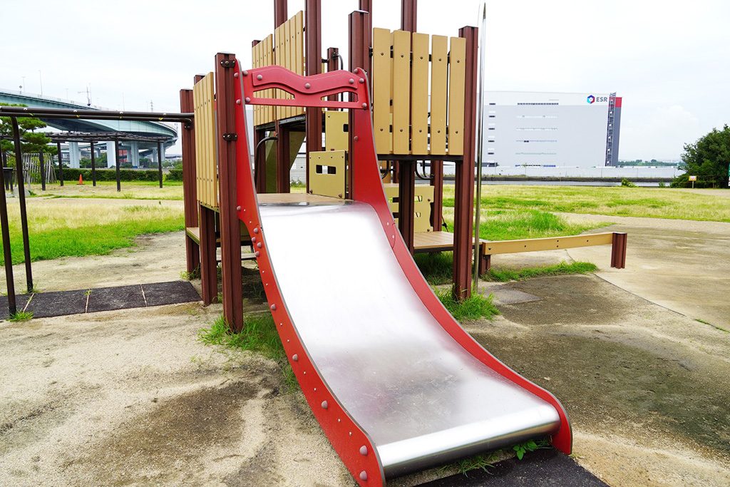 低い位置からの滑り台/兵庫県立尼崎の森中央緑地(尼崎市)