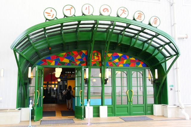 「ジブリの大倉庫」の入口/ジブリパーク（愛知県／長久手市）