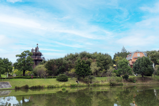右の建物が「地球屋」、左が「エレベーター塔」/ジブリパーク（愛知県／長久手市）