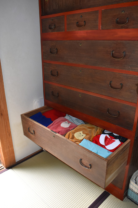 タンスを開けてみると、アニメで見たような、サツキとメイの服がキレイにたたんでありました/ジブリパーク（愛知県／長久手市）