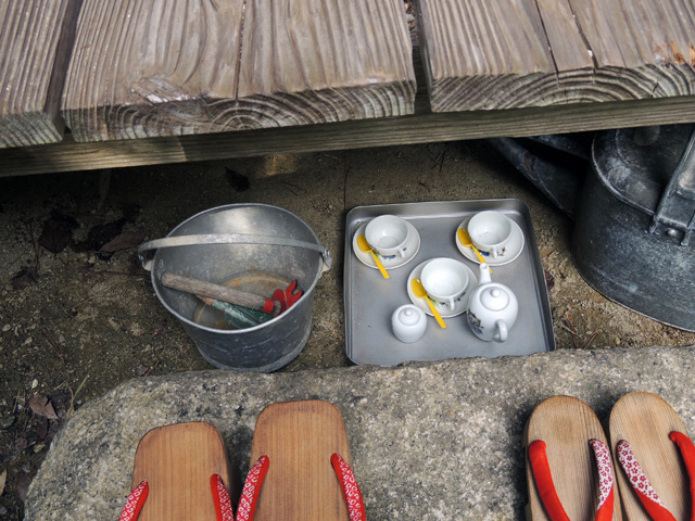 外には庭もあります。軒下にはママゴトの道具でしょうか/ジブリパーク（愛知県／長久手市）