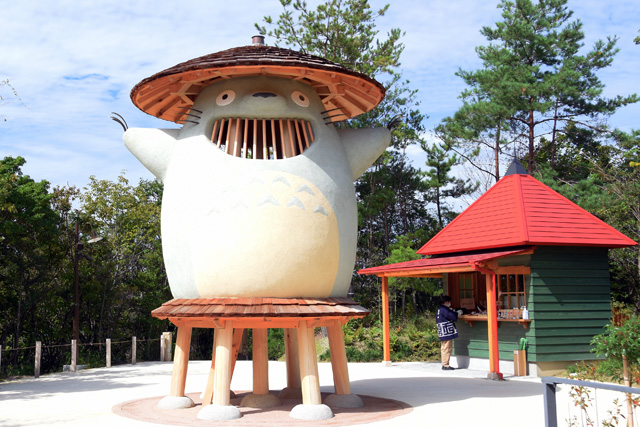 どんぐりの傘をかぶったトトロの「どんどこ堂」と、赤い屋根の「どんどこ売店」/ジブリパーク（愛知県／長久手市）