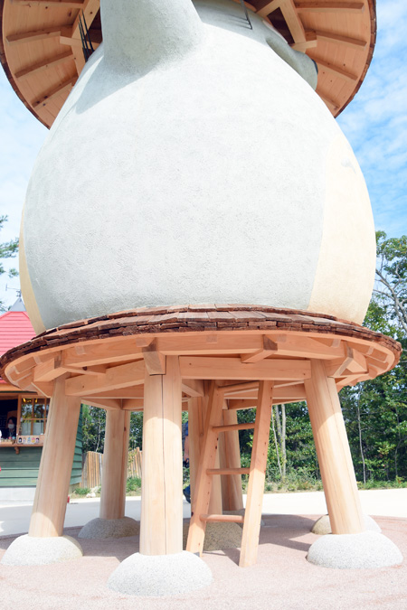 「どんどこ堂」の下からキッズは中に入れます/ジブリパーク（愛知県／長久手市）