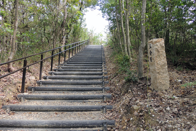 山頂と麓をつなぐ長い階段/ジブリパーク（愛知県／長久手市）