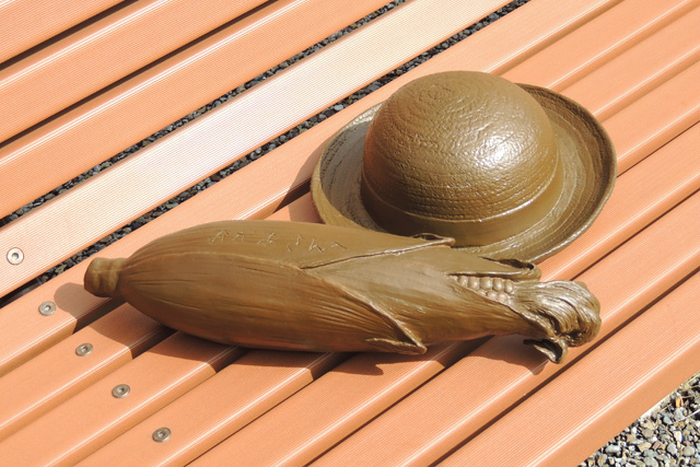 途中、ベンチに注意してみてください。園内何カ所かにジブリ作品に登場するキャラクターが置き忘れたアイテムがあるかも/ジブリパーク（愛知県／長久手市）