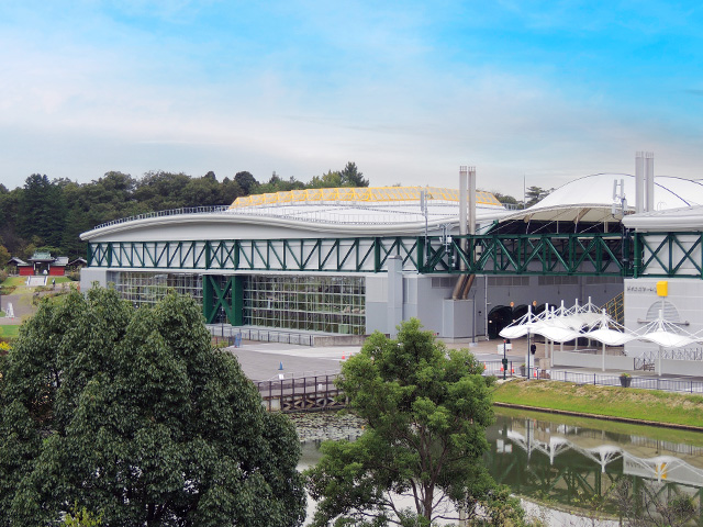 大きな屋根の建物が「ジブリの大倉庫」/ジブリパーク（愛知県／長久手市）