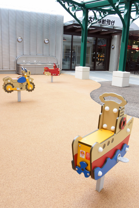 「中央階段」などがある館内から一度外へ出た場所にカフェはあります/ジブリパーク（愛知県／長久手市）