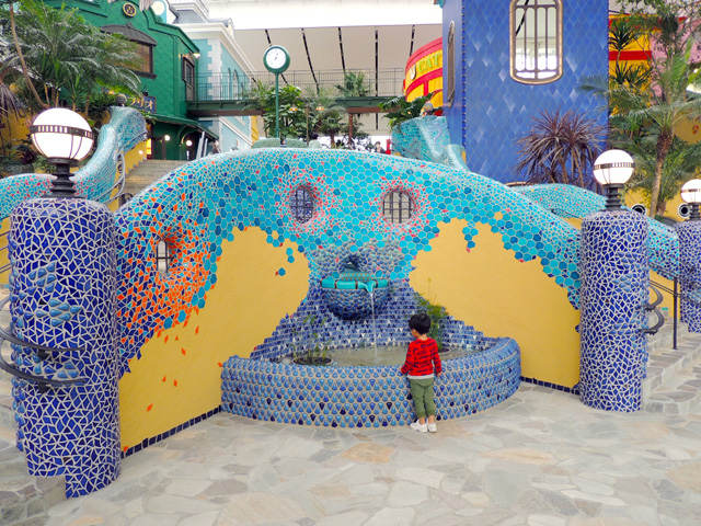 まるで顔のような小さな噴水にキッズも興味津々/ジブリパーク（愛知県／長久手市）