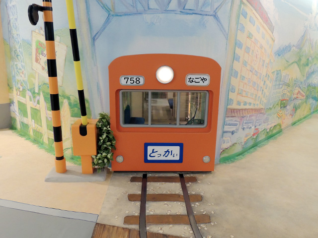 奥には名古屋にちなんだイラストや中央線特快の電車が/ジブリパーク（愛知県／長久手市）