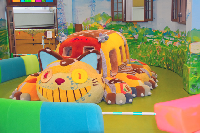 ココにしかいないネコバスはカラフルなデザイン/ジブリパーク（愛知県／長久手市）