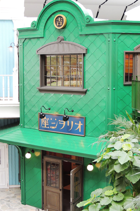 「中央階段」を上がって左側にある「映像展示室オリヲン座」/ジブリパーク（愛知県／長久手市）