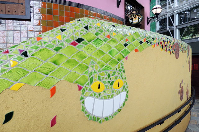 壁のタイルにはネコバスの顔と足跡が/ジブリパーク（愛知県／長久手市）