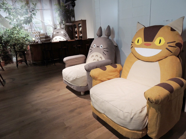 ネコバスとトトロのイスの向こうに本物のトトロが!?/ジブリパーク（愛知県／長久手市）