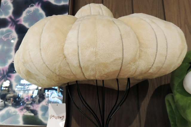 湯婆婆の大きな頭部分だけの湯婆婆クッション 7150円は帽子にもなります/ジブリパーク（愛知県／長久手市）