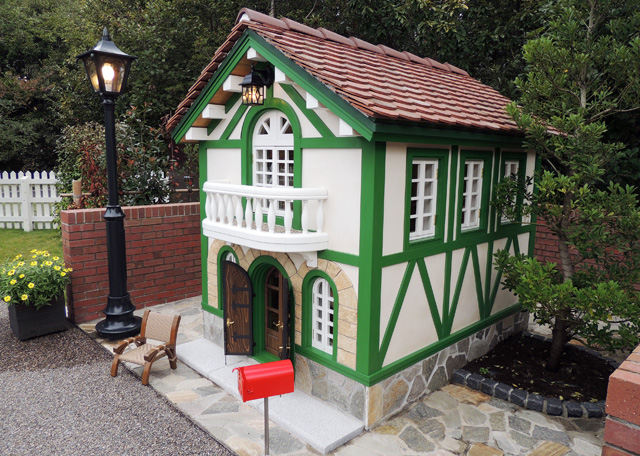 建物の前にある赤いポストも開いてみましょう/ジブリパーク（愛知県／長久手市）