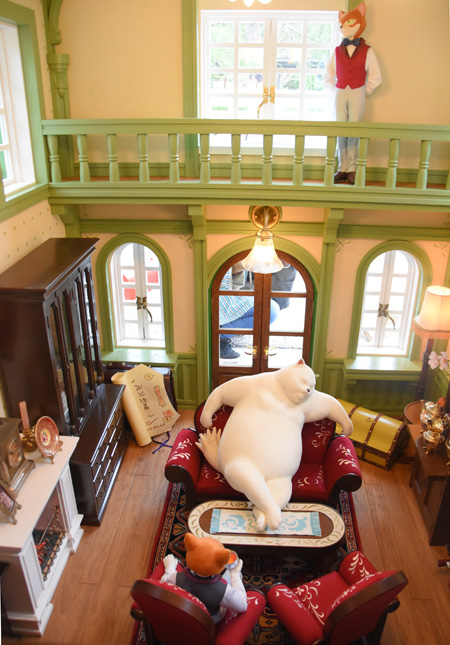 窓から中をのぞくとバロンとムタがくつろいでいます/ジブリパーク（愛知県／長久手市）