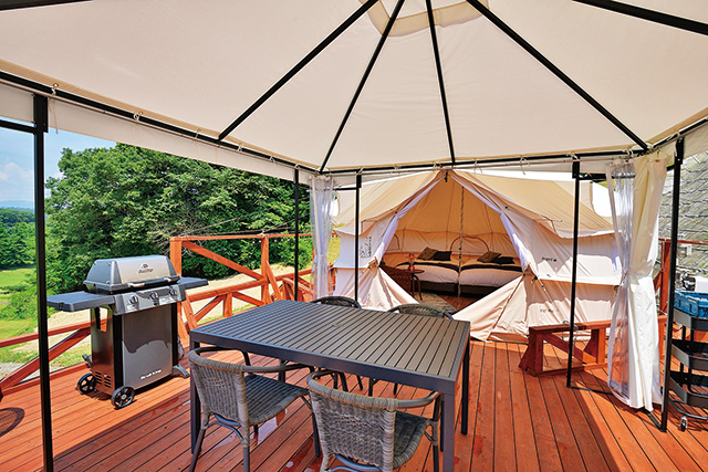 タープのダイニングとテントの寝室/マウナヴィレッジ（福島県/いわき市）