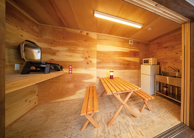 プライベートエリアの冷蔵庫と電子レンジ/グランピングスパ仙台 杜 ～KOMOREBI～（宮城県/仙台市）