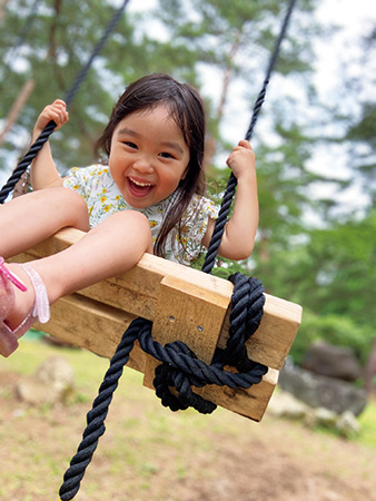 ブランコにのる子ども/Dom’Up Camp Village 沼沢湖（福島県/大沼郡）