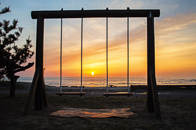 日本海を眺める夕陽ブランコ/象潟モンゴルヴィレッジ バイガル（秋田県/にかほ市）