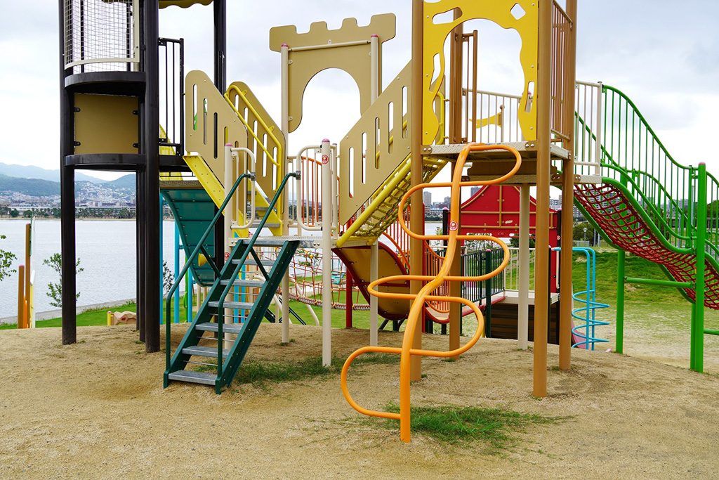 カーブ型のはしご/西宮浜総合公園 ~みやっこキッズダム~(兵庫県/西宮市)