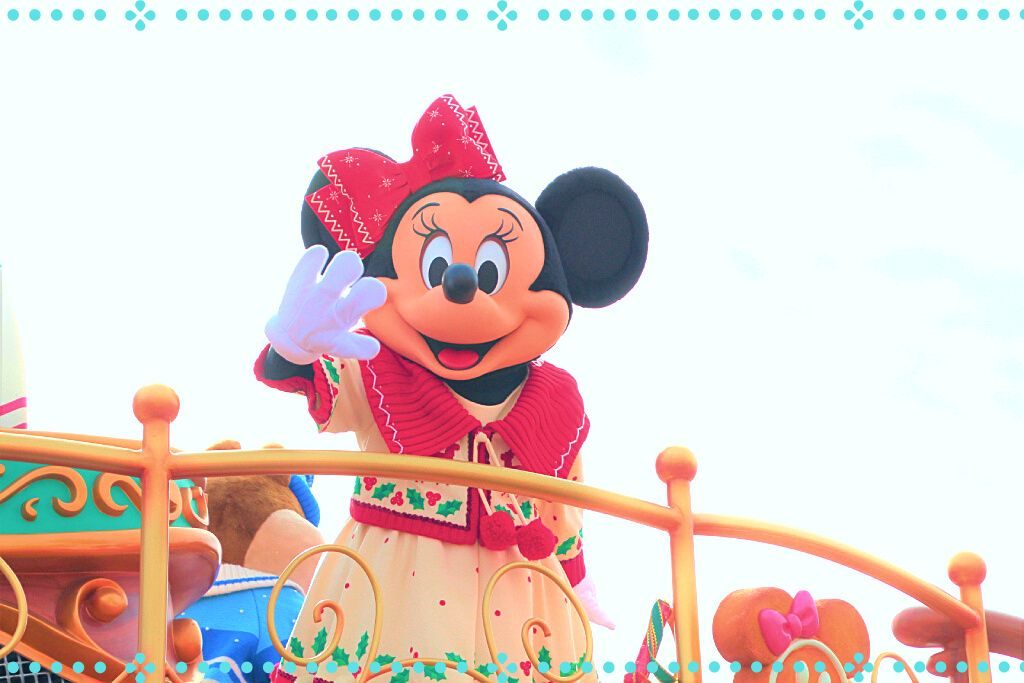 【2022】東京ディズニーランドのクリスマスは「クリスマス・ストーリーズ」が3年ぶりに公演！限定メニューやデコレーションにも注目