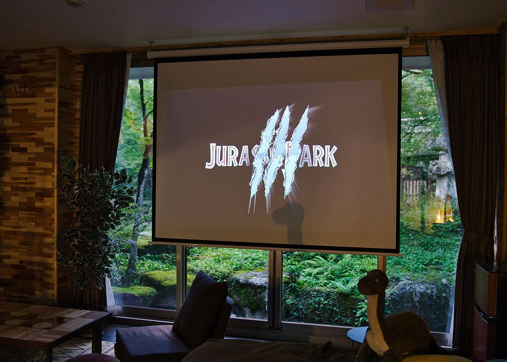 「HEYAmping BLUE」の大型プロジェクター/ウッドデザインパーク岡崎（愛知県/岡崎市）