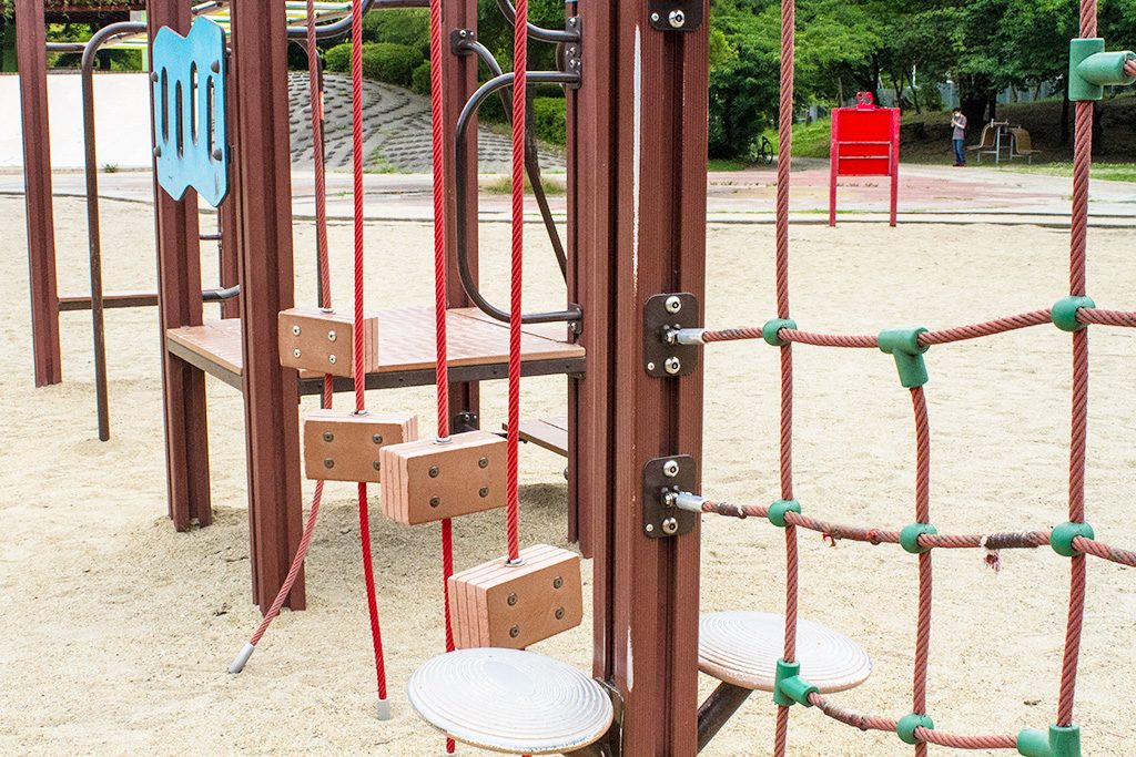 グラグラ揺れる渡り遊具/住之江公園（大阪府/大阪市）