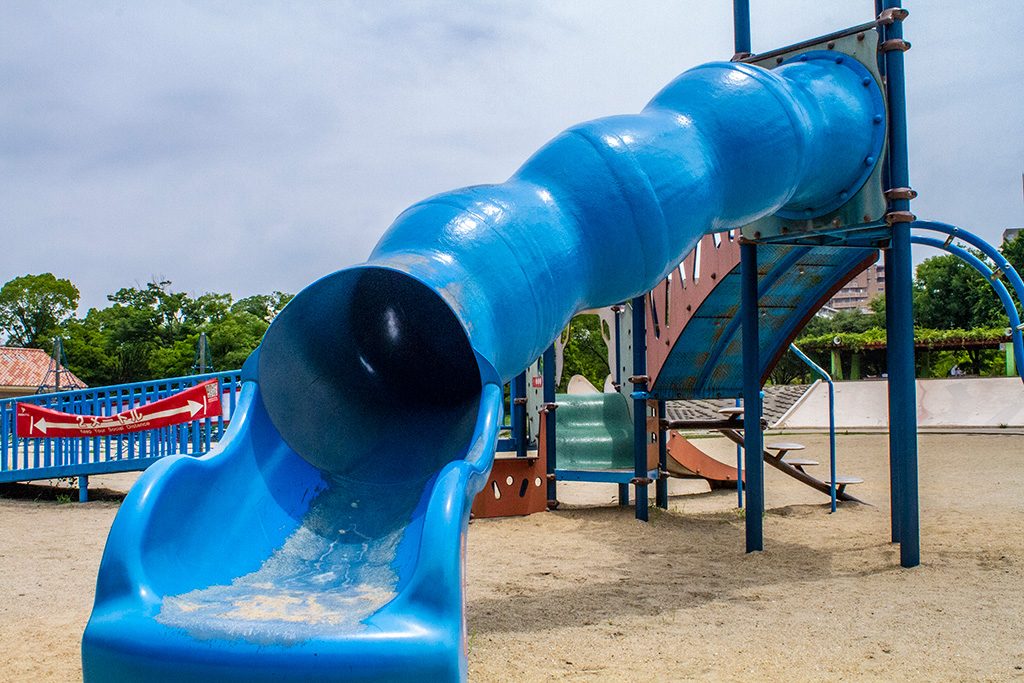 独特の形をしたチューブ状の滑り台/住之江公園（大阪府/大阪市）