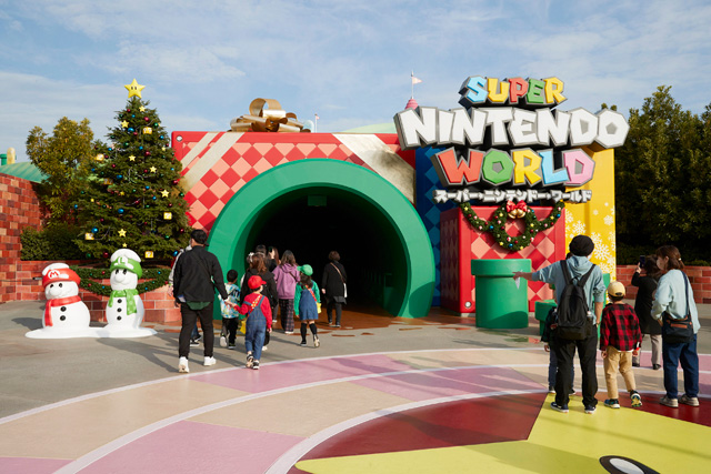 ウィンターデコレーションで彩られたスーパー・ニンテンドー・ワールドの入口／ユニバーサル・スタジオ・ジャパン（大阪府）