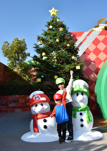 入口にあるマリオ＆ルイージをイメージした雪だるまの前で記念撮影／ユニバーサル・スタジオ・ジャパン（大阪府）