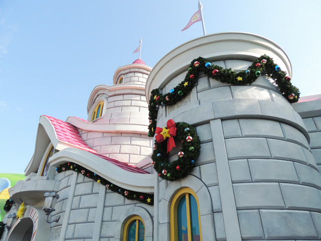 ピーチ城にもリースなどのデコレーションがあります／ユニバーサル・スタジオ・ジャパン（大阪府）