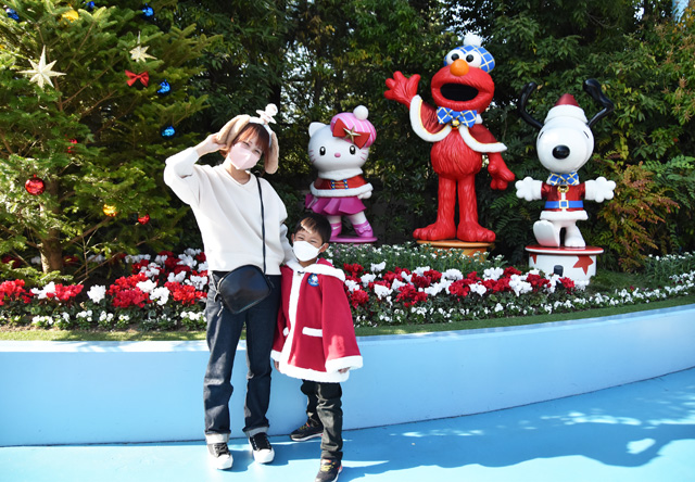 クリスマスデコレーションされたユニバーサル・ワンダーランドの入口／ユニバーサル・スタジオ・ジャパン（大阪府）