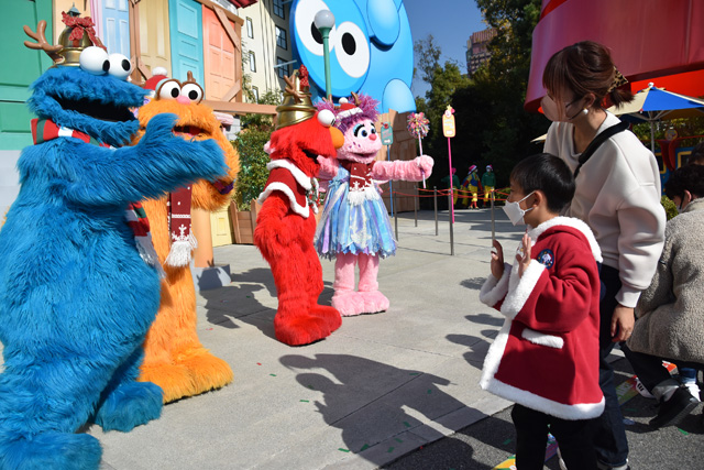 セサミストリートのおなじみのメンバーたちと一緒にダンス／ユニバーサル・スタジオ・ジャパン（大阪府）