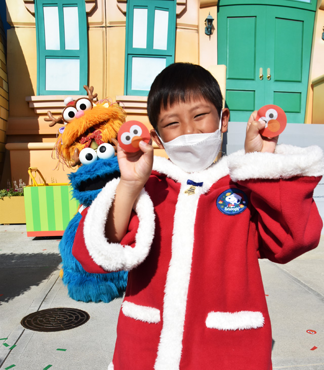 キャラクターたちがまいた紙吹雪の中にエルモデザインのものも／ユニバーサル・スタジオ・ジャパン（大阪府）