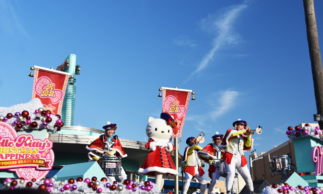 赤を基調にしたキュートな衣装のハローキティが可愛く登場／ユニバーサル・スタジオ・ジャパン（大阪府）