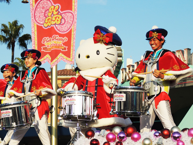 ハローキティがブラスバンドの太鼓を叩くシーン／ユニバーサル・スタジオ・ジャパン（大阪府）