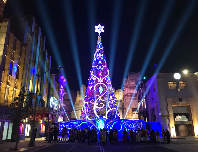 ニューヨーク・エリアに出現した巨大なクリスマスツリー／ユニバーサル・スタジオ・ジャパン（大阪府）