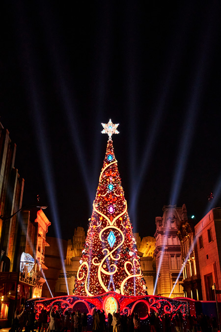 さまざまな色に変化する高さ約30ｍのツリー／ユニバーサル・スタジオ・ジャパン（大阪府）