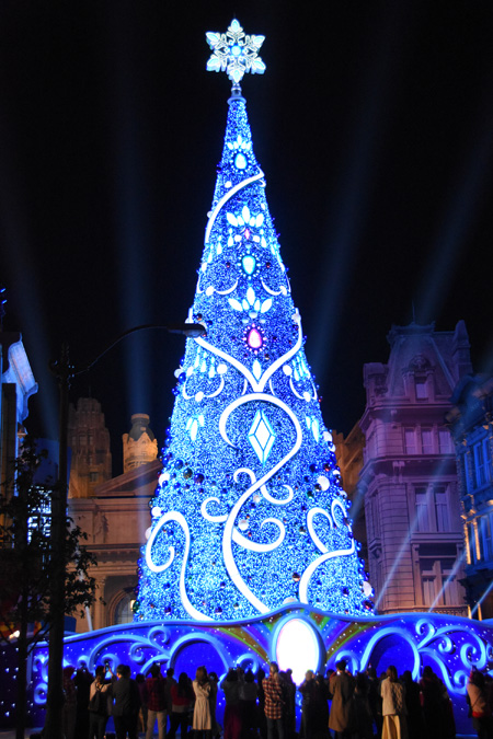 クールな青や情熱的な赤、虹のような輝きなど、その色の変化に見とれる／ユニバーサル・スタジオ・ジャパン（大阪府）