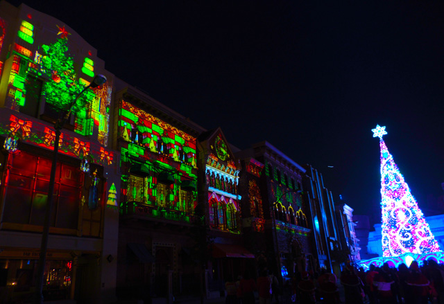 クリスマス・ソングに合わせて、さまざまな風景が壁に現れる／ユニバーサル・スタジオ・ジャパン（大阪府）