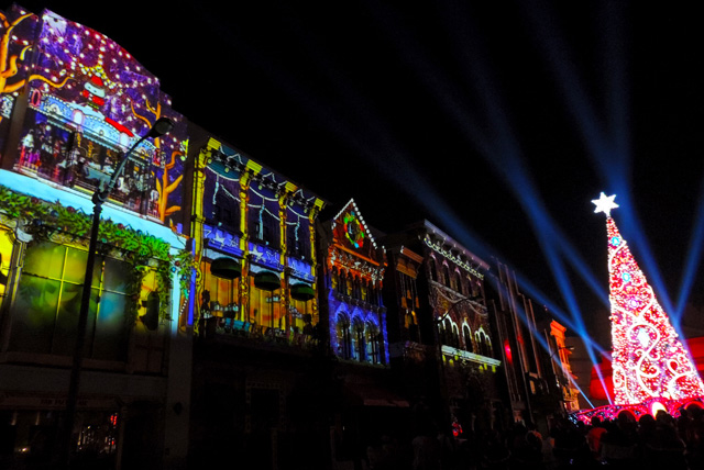 壁にはサンタ姿の雪だるまやメリーゴーラウンドなど／ユニバーサル・スタジオ・ジャパン（大阪府）