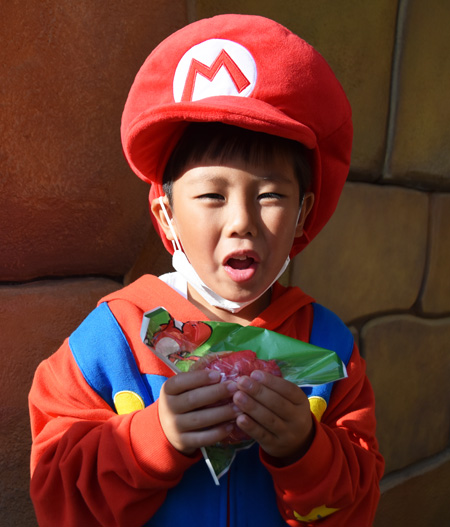 マリオの姿でクリスマス限定フードを頬張るキッズ／ユニバーサル・スタジオ・ジャパン（大阪府）