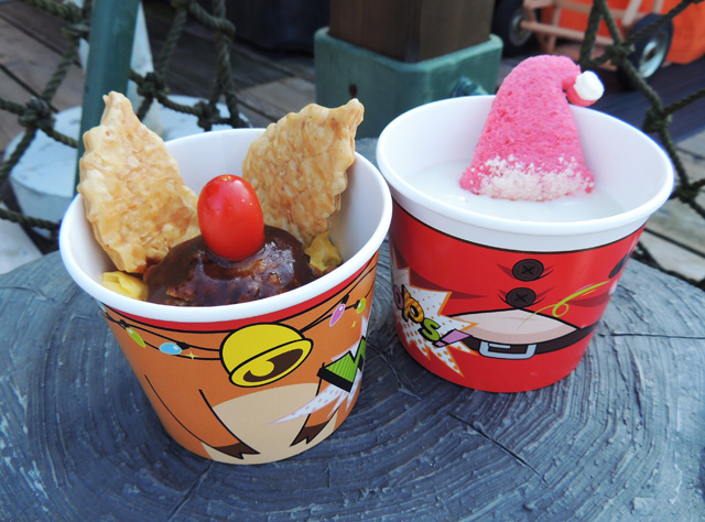 左は、赤鼻トナカイのハンバーグデミオムレツ 850円、右は、食いしんぼうサンタのチキンクリームチャウダー 700円／ユニバーサル・スタジオ・ジャパン（大阪府）
